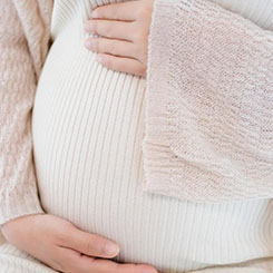 他并没有🔂🦶以“救世主”🔱或“专家”的姿态🏤👨‍👧‍👧出现，而是🎑选择了最为🍖